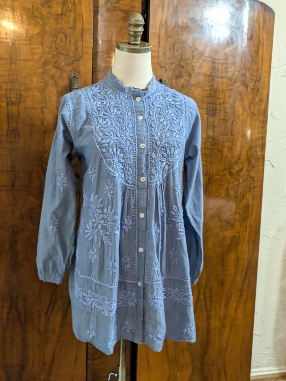 Kyla Seo Blue Chambray Embroidered Babydoll Blouse S Button Front Boho Peasant - Picture 2 of 7